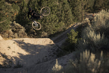 Lade das Bild in den Galerie-Viewer, MTB Hose Scrub Amp BAT Herren