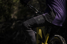 Lade das Bild in den Galerie-Viewer, MTB Pants Scrub Amp BAT Unisex