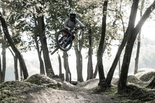 Lade das Bild in den Galerie-Viewer, action_shot