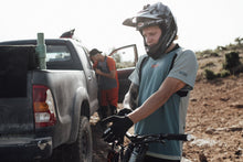 Lade das Bild in den Galerie-Viewer, ION Gloves Scrub AMP 2021