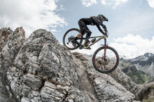 Carica l'immagine nel visualizzatore di Gallery, Pantaloncini MTB Scrub Amp BAT Donna