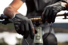 Lade das Bild in den Galerie-Viewer, ION Gloves Scrub AMP 2021