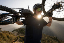 Lade das Bild in den Galerie-Viewer, action_shot